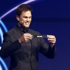 Tom Brady sostiene el boleto de Brasil durante el Sorteo Final de la Copa Mundial de la FIFA 2026.