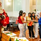 Las primas Pincay realizan el intercambio de regalo por las fiesta de Navidad.