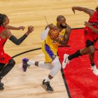 LeBRon James (c) en acción, figura de los Angeles Lakers en la NBA.