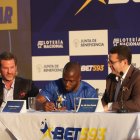 José Enrique Rivas, Enner Valencia y Julio César Alvarado en la firma del goleador como embajador de la marca Bet593.