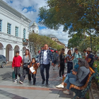 Referencial. Ciudadanos pasean en Cuenca.