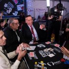 Jaramillo (i) lanza con euforia el naipe con el que selló la victoria mundialista.