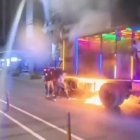 Chiva presentó conato de incendio en el norte de Quito; autoridades descartan siniestro de tránsito.