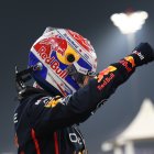 EL piloto de Red Bull Racing Max Verstappen levanta la mano en señal de victoria.