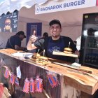 Hamburguesas artesanales destacaron entre las propuestas del Festival Sal Quiteña, atrayendo a visitantes con sabores locales e innovadores.