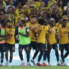 Jugadores de Ecuador celebraron la victoria ante Argentina en las eliminatorias.