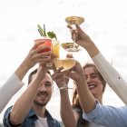 Al elegir una bebida, la clave es optar por aquellas que generen menos elevación del azúcar y sean menos calóricas.