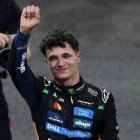 El piloto de McLaren, Lando Norris, celebra el título de la Fórmula Uno luego del Circuito en Abu Dhabi Grand Prix
