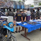 Aprehendidos, junto a las evidencias que agrupó la Policía Nacional.