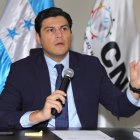El consejero electoral Marlon Ochoa habla durante una rueda de prensa este domingo, en Tegucigalpa (Honduras). Una semana después de las elecciones generales celebradas en Honduras, el país sigue sin conocer los resultados, mientras conteo oficial no se actualiza desde el viernes, aumentando la incertidumbre y atizando las denuncias de irregularidades. EFE/ Gustavo Amador