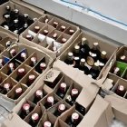 Allanamientos en Quito destapan red de licor adulterado con botellas recicladas.