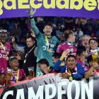 El portero Guido Villar (c) celebra la consecusión del título de la LigaPro, que significó su primera consagración en su carrera.