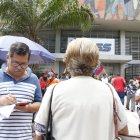 El jubilado Bolívar Potes trata de ayudar a otra afectada para que denuncie la suplantación de identidad en el banco de Seguro Social.