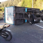 El camión volcado dejó un carril cerrado en la avenida Simón Bolívar, mientras agentes de tránsito coordinaban la atención del siniestro
