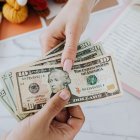 Especialistas recomiendan destinar parte del décimo a ahorro, pago de deudas o inversiones seguras para fortalecer la estabilidad financiera del 202