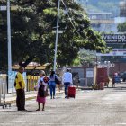 La gente camina para cruzar el puente fronterizo Internacional Simón Bolívar entre Colombia y Venezuela, el 5 de diciembre de 2025.