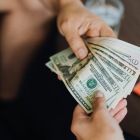 Familias en Ecuador reciben el Bono de Desarrollo Humano 2025 de $ 55 de manera segura y sin trámites.