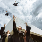 Referencial.Ecuatorianos celebran su graduación en España, símbolo del impacto que tienen las becas impulsadas por la Embajada y Formato Educativo