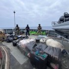 Siete ciudadanos ecuatorianos fueron trasladados a Manta tras ser aprehendidos en tres operaciones ejecutadas en alta mar.