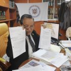 El abogado muestra los documentos que indican el dinero asignado por el Ministerio de Finanzas al Servicio de Rentas Internas.