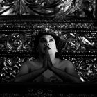 La obra incorpora referencias a colectivos LGBTIQ+, líderes indígenas, migrantes y jóvenes víctimas de violencia, articulando un discurso que vincula corporalidad, memoria y denuncia social.