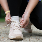 Referencial.Sneakers pastel y plataformas ligeras marcan el paso de la moda urbana en Ecuador este 2025.