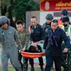 Soldados tailandeses transportan a un herido durante los combates con Camboya.