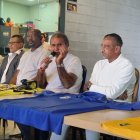 Hjalmar Zambrano (c) organiza el Clásico del Astillero de exjugadores en Europa.