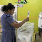 Una persona vota este domingo, 7 de diciembre de 2025, en San Antonio de Flores, Paraíso (Honduras).