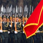 Fotografía de archivo de soldados chinos durante un desfile.
