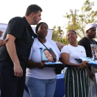 Aquiles Álvarez junto a las familias de las víctimas.