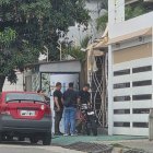 De esta vivienda de Colinas de Los Ceibos, sujetos armados se llevaron retenido a un militar, según confirmó a EXPRESO la Policía Nacional.
