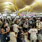 Pasajeros hacen cola para facturar en la Terminal 4 del Aeropuerto Adolfo Suárez Madrid-Barajas de Madrid.