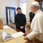 El presidente ucraniano, Volodímir Zelenski, y el papa León XIV, durante su reunión privada en Villa Barberini, la residencia papal, en Roma, Italia, este martes.