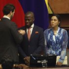 El presidente de la Asamblea Nacional, Niels Olsen, condecora al futbolista Enner Valencia en el pleno legislativo.