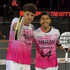 Federico Chingotto (i) Agustín Tapia luego de un partido de Pádel.