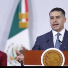 El secretario de Seguridad y Protección Ciudadana, Omar García Harfuch (d), junto a la presidenta de México, Claudia Sheinbaum, este martes, en México.