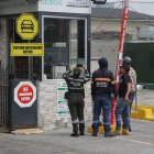 Por esta garita ingresaron los tipos armados a Colinas de Los Ceibos, cuyos residentes no quisieron dar declaraciones. Los guardias aseguraron que fueron sorprendidos porque pensaban que se trataba de un operativo.