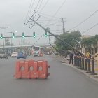 Un poste quedó en mal estado tras el accidente en la avenida Samborondón.