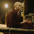 Bugonia es una bien lograda mezcla de comedia, ciencia ficción, drama, invasiones alienígenas, salud mental y clases sociales.