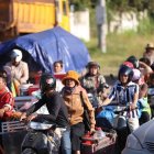 Una larga fila de camboyanos siendo evacuados de sus aldeas por el conflicto fronterizo armado entre Tailandia y Camboya.