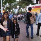 La ciudadanía utiliza abrigos y otras prendas debido al frío que suele registrarse en estos meses en Guayaquil.