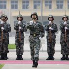 Soldados del Ejército de Liberación del Pueblo (PLA) en el centro de entrenamiento para la Tercera División de Guardia, ubicado en las afueras de Pekín (China).