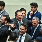Diputados celebran durante la votación que aprobó un proyecto de ley que busca reducir las penas del expresidente ultraderechista Jair Bolsonaro.