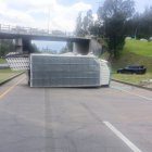 El volcamiento de un camión obligó a cerrar totalmente el paso en un tramo de la avenida Simón Bolívar.