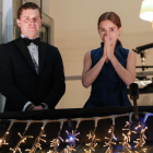 Ana Corina Sosa y Ricardo Sosa Machado observan la procesión con antorchas en honor a María Corina Machado en Oslo, el 10 de diciembre de 2025.