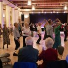 Bailarines de salón participan en un baile de té por la tarde, en el Ayuntamiento de Sheffield, en Sheffield, norte de Inglaterra, el 25 de septiembre de 2025.