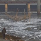 El río Yamuna, cubierto por una capa de espuma tóxica que se extiende más de 500 metros, en Nueva Delhi.