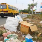 A pesar de existir un cartel de advertencia, hay ciudadanos que no acatan la disposición en el vial 9 de La Aurora.