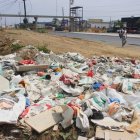 Los desechos se acumulan en un tramo junto a la avenida León Febres Cordero, a 10 metros del ingreso al vial 10.